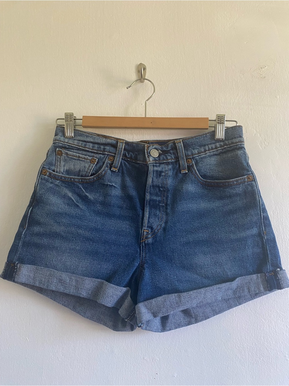 Levi’s Classic blue button fly folded hem Shorts Size 28
